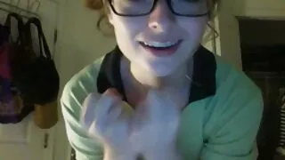 Cutie veut obtenir un maximum de plaisir du processus sexuel avec un mec. Elle femme ronde mature nue baise activement et masturbe son trou avec un puissant vibromasseur blanc.