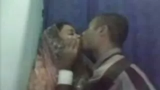 La fille n'a pas pu trouver un grand amant et aime donc femmes mures et matures la masturbation de la chatte, plantant assertivement ses doigts puis un jouet oblong.