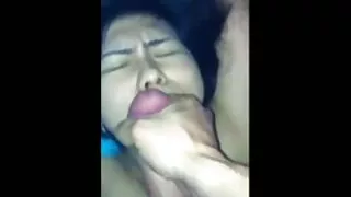 Une belle blonde avec un tatouage dans le bas du dos s'est bien assise avec un butin sur la bite d'un mec femmes matures nues et, en parallèle, s'est entraînée à frotter sa délicieuse chatte.