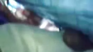 Le monsieur se détendit agréablement, puis emmena la prostituée femme mature nue au bureau. La belle prêtresse de l'amour se précipita rapidement vers lui, se déshabilla et posa sa tête palpitante.