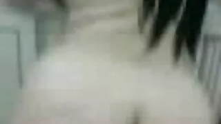 Entre le contremaître et le subordonné sexuel, il y avait du sexe dans les casques de construction, où une belle fille n'avait pas peur de mettre son point sous le pénis étiré femmes mures arabes d'un homme.
