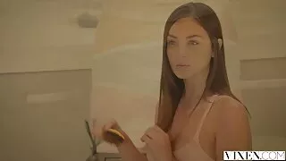 Une belle écolière se colle dans le cul pour se faire sodomiser. La femmes matures noires chose intéressante est que la chérie n'a pas besoin de l'aide des gars pour être obsédée par le plan.