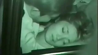 Pour que le mec toujours insatiable puisse se détendre parfaitement, la princesse blonde dilate l'anal sur le pénis, sur lequel elle s'élance mature nue poilue activement dans différentes directions.
