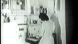 L'homme femme mature seins a mis un énorme gode en caoutchouc avec des sangles à la ceinture et a plié sa bien-aimée au cancer. Le camarade a baisé le cul de sa bien-aimée avec un pénis artificiel et l'a étiré dans un état indécent.