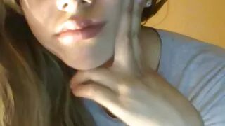 La beauté aux cheveux noirs dès le matin s'est avérée être du sperme dans le cul, car sa lutte ne supportait pas la comparaison et versait tout l'approvisionnement en matériel biologique dans l'anus. Milaha était encore allongée sur le lit lorsque le Kukan s'est approché du mâle et a prévu de l'empaler sur le pois lui-même. Ils s'embrassèrent longtemps et enlevèrent les restes femmes mures en cuissardes des choses, puis la nana s'appuya contre le canon et sentit que la bite de Mena s'appuyait contre son cul. La poupée a pensé-par hasard et a voulu bouger le pénis, mais le mâle était implacable, a pressé le raifort plus fort et a enfoncé le trou du cul au sol.