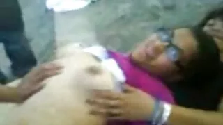 La fille, incroyablement mince et belle, a baisé un homme dur qui l'a commandée à l'agence dans son impressionnante villa de campagne. Le mec n'était clairement pas gourmand, et le charmant professionnel était sur le point de lancer un programme inégalé pour lui selon les normes les plus élevées. Pour commencer, elle l'a montré avec compétence - d'abord habillée et modeste, puis en culotte blanche sur femme mature excitante la terrasse et à la fin nue sur le canapé. Son apparence chic dans une position de rappel avec sa jambe inclinée a incroyablement inspiré le gars enveloppé d'affaires, et il a commencé avec impatience à lui lécher la chatte.