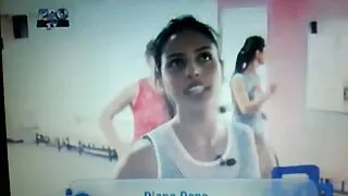 La fille aux cheveux roux a rapidement découvert un corps blanc comme du lait avec des délices appétissants à sortir au casting. La dame avait une tâche difficile, dont l'essence résidait dans le plaisir d'un homme noir avec un énorme boulon. Cependant, la fille n'était pas confuse, elle a doucement réveillé le femmes matures entre elles tube noir et l'a léché de tous les côtés. La bite dressée de l'homme pénétra doucement dans la belle bouche d'un jeune étudiant jusqu'à ce que l'homme lèche la capuche. Après Kunik, Pepper a mis la bite dans un trou serré, a allumé une caméra supplémentaire et a baisé la beauté.