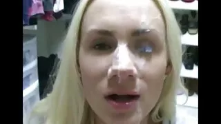 Une fois, une fille blonde nue s'est assise sur la bite et a reçu beaucoup d'impressions agréables. Pendant longtemps, la beauté aux cheveux blancs n'a pas rencontré d'idiots expérimentés, puis a rencontré un M. hirsute avec une apparence brutale. La jeune femme femme mure en jupe s'est vite retrouvée au lit avec cet homme et a écarté ses jambes devant lui. Elle leva les yeux et sentit sa langue habile toucher sa chatte et lécher chaque millimètre du trou. Peu de temps après kunika, un homme chaud a poussé son pénis dans le kunka.
