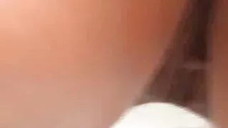 Une chérie aux femme tres mure cheveux blancs vraiment séduisante a d'abord commencé l'élue, puis a senti le poivre dans sa chatte, qui l'a lentement percée jusqu'à l'arrêt.