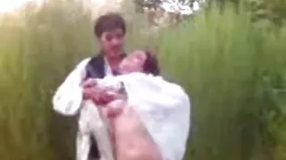 Une femme aimante avec de grosses couilles frappe activement sa chatte avec ses doigts et ressent un étrangement Lorsque la poupée a eu son temps libre, mures et nues elle a décidé qu'il valait la peine de s'engager immédiatement dans un divertissement sexuel et de bien venir. Il s'accroupit sur une chaise haute en plastique transparent et commença à s'amuser joyeusement avec le trou. La douceur conduisit doucement ses doigts vers les lèvres, puis vint au clitoris écarlate excité. Gémissant du bourdonnement, la blonde a rapidement reçu un orgasme et un plaisir aigu.