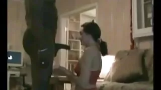 En raison de l'incapacité d'avoir des relations sexuelles passionnées avec un représentant du sexe opposé, une grosse femme massive masturbe son trou avec un vibromasseur blanc avec un fil. La fille a déjà oublié la dernière fois qu'elle a eu des relations sexuelles et était elle-même coupable. Elle ne femme mure suce voulait pas arrêter de manger moins et dévorait tout un seau d'aliments gras chaque jour. Le réfrigérateur de Baba devait être rempli tous les jours et il ne faisait rien à ce sujet. Parfois, une chienne luxuriante se faisait plaisir et caressait le trou avec divers jouets, ce qu'elle faisait cette fois avec plaisir.