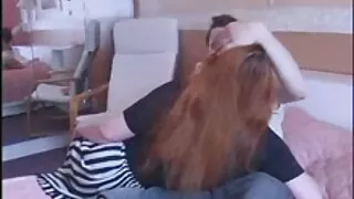 Dans un petit bureau, une bonne femme mure suce un jeune baise avec une femme au travail qui voulait baiser. La secrétaire blonde est toujours si belle que le patron est toujours sur elle. Aujourd'hui, elle a décidé de planter sa chatte et de mettre le début d'une relation de bureau. Il s'est avéré qu'elle attendait aussi, alors elle s'est agenouillée sans problème, a caressé le phallus avec sa bouche, puis a enlevé sa culotte résille et s'est appuyée contre la table. L'homme écarte les jambes, Vise avec un grand Kukan et le plante dans le kun jusqu'aux testicules.