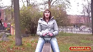 La jeune et mignonne chikula voulait tellement du sexe qu'elle a finalement pris négligemment une énorme bite en elle et a obtenu le plaisir total gros femme mature qu'elle voulait.