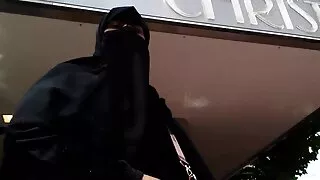 Une belle dame blonde a séduit un homme timide, a montré un buste et l'a emmené chez elle. Dès les premières minutes, le mec s'est rendu compte que cette femme avait besoin d'être baisée et, après avoir attendu le bon moment, a arraché tous les femmes tres mures vêtements de son corps appétissant, puis a commencé à piquer la bite dans la bouche de la blonde. Étouffée par le bonheur et la puissance d'une grosse bite, elle a crié au chevalier d'y mettre fin au plus vite, et le rêve de la dame s'est réalisé. Pepper a poussé une énorme bite dans le trou de la jeune femme et en vingt minutes l'a baisée dans ses poses préférées.