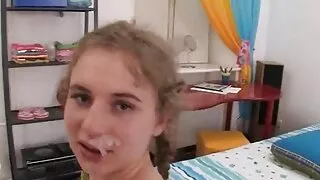 Cette excellente sélection démontre une fois de plus à quel point les filles cool aiment l'anal et sont heureuses de s'engager avec des représentants du sexe opposé. Les belles filles ne voulaient pas vraiment ressentir de douleur pendant la pénétration, alors elles se lubrifiaient abondamment femme mature dans la cuisine le cul avec une huile de massage spéciale. Ensuite, l'inventif Chiki a pris des positions franches et a habilement pris les eldaki dans leur rectum. Les femmes élégantes aimaient tellement les hommes passionnés avec des relations sexuelles de haute qualité que du sperme frais était versé de leurs chattes sous pression.