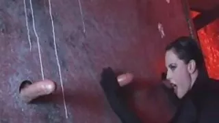 Lors d'une douce baise dans un accès de passion, le gros cul d'une fille aimante, capable de telles bizarreries, est accroché à la bite du mec qui est tout simplement époustouflante. Par conséquent, le couple est tombé avec un tel plaisir que la bite ne pouvait pas voir la fin, et le boulon du trou du cul est passé de la bouche à la chatte et vice versa, puis confortablement et fermement installé dans la popularité d'une charmante fille coquine. Quand le garçon a percé l'entrée de la caverne arrière du Minx les belles femmes mures