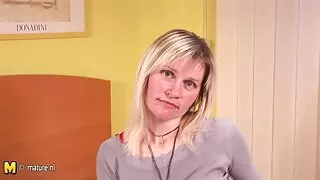 L'homme lubrique voulait se débarrasser des sentiments sexuels accumulés et baisait jeune femme mature passionnément les lunettes dans le cul et recevait beaucoup de satisfaction intime.