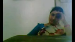 La belle femme ne pouvait plus retenir la luxure et lui caressait habilement le cul et mure chaude le frappait vigoureusement avec un sextoy oblong en mode vibro.