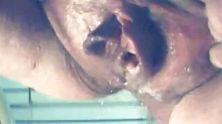 Un compagnon aux yeux étroits avec une bite décemment excitée pète une femme asiatique hirsute aux cheveux roux. Elle essaie d'écarter ses jambes le plus large possible pour que son pénis soit matures poilues plus profond en elle.