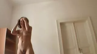 Pour bien se détendre, un homme excité baise Taika dans la chatte poilue. En fait, il n'est pas venu ici pour avoir des relations sexuelles, tout s'est passé à cause du massage fourni par cette fille. Il s'est avéré être si gentil et sensible que bientôt sa bite s'est retrouvée dans son trou. La chose la plus intéressante est que l'initiateur d'une telle copulation était la jeune femme elle-même, car c'étaient les premières mains de l'homme Sous la culotte, et non l'inverse. À la fin, lui et elle se sont réjouis, car ils ont bien baisé et ont terminé agréablement. femme mature se masturbe