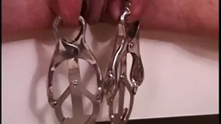 La princesse au franc-parler sauve le garçon des problèmes car il est maintenant à risque: un nez cassé, une paire de côtes et de multiples blessures. La chienne ne pouvait pas le permettre. femme mature et mure
