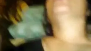 Cavaliers japonais assertifs aux yeux serrés baisés dans deux malles. Bien sûr, la fille s'attendait à des malles plus légères et plus attrayantes, mais il y a déjà quelque chose. Les beautés orientales voulaient lui montrer que ce n'était pas la taille, mais les compétences qui comptaient, bien que leurs efforts n'aient pas conduit la fille à des sentiments phénoménaux, ou femmes mures poilues quelque chose comme ça auquel elle voulait revenir. Le sexe a eu lieu, ses trous se sont terminés et la fille est allée prendre une douche. Elle ne voulait pas que les garçons restent chez elle, alors elle les a traités de taxe