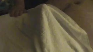 Ce cheval baise une fille avec un vibromasseur rose et espère vraiment qu'elle aura de bonnes impressions du sexe d'un tel femme mature en action niveau de dépravation.