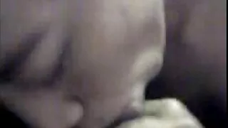 Une fille avec une énorme crinière de cheveux bleu-noir et un tatouage ajouré sur la poitrine a amené un homme fort à une frénésie complète, et elle a puissamment nakonchal sur le visage de cette merveille avec du sperme épais de son fusil de chasse fonctionnant en douceur. Au début, bien sûr, elle l'a réchauffé avec une séance impeccable de strip-tease exquis, femme mure en cuir montrant le retrait d'une culotte microscopique et une masturbation de chatte juteuse flottant sous ses doigts vertueux. Et après ce bug buga