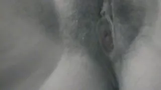 Après avoir contacté un homme chauve adulte en salopette, la séduisante fille lubrique donne avec succès une chatte poilue et profite d'une baise. Chuvikha aimait beaucoup les hommes adultes femme mûre nue et écartait joyeusement ses jambes élancées devant ce monsieur. Tout d'abord, la fille agréable a reçu un cunnilingus excitant digne d'un gentleman capricieux et s'est très mouillée. Puis elle a joyeusement pris un pénis enflé dans son vagin développé et n'a pas du tout retenu les émotions roulantes.