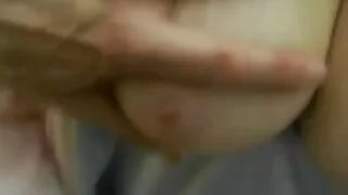La propriétaire d'un beau cul s'est rapidement orientée femme mature aux gros seins et s'est assise sur le pénis avec sa chatte séduisante. Une femme expérimentée aimait le sexe fou, alors elle essayait souvent de changer d'angle.