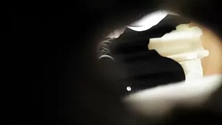 Une dame mignonne et expérimentée touche femme mure français son entrejambe, écartant les petits pains affaissés avec ses mains. Maintenant, il n'interférerait plus avec une vraie bite, ou du moins un sextoy en caoutchouc.