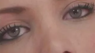 Une jolie fille a maintenant inséré un vibromasseur avec une grande part mature nue poilue de passion pour sentir la chatte toute la beauté d'un rapport sexuel en caoutchouc contrôlé.