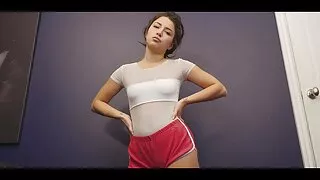 La superbe brune portait de la lingerie Se se La beauté sensuelle savait que le mec passait une dure journée de travail et qu'il fallait l'aider à se détendre. Après avoir lubrifié femme mure de 50 ans le poivre avec du lubrifiant, la femelle s'est frottée contre lui avec un gros cul séduisant en string, après quoi elle a attrapé la fin des deux mains et a commencé à le masturber avec diligence, d'où l'imbécile a roulé des yeux de plaisir. Tout ce qui se passe est représenté par les yeux d'un homme chanceux d'avoir une fille aussi chaude et juteuse.