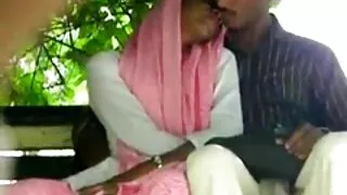 La dame femme mature en chaleur au cul satisfait le majestueux Monsieur costumé et déplace très érotiquement son point sur le pénis. La brune aimait l'idée d'obéir à un homme et était excitée par le fait qu'il lui ait mis un pistolet sur la tête. La chienne était prête à satisfaire tous les désirs du Monsieur et tout d'abord baissa la tête sur sa queue. Lentement mais sûrement, la fille a fait une pipe, puis a décidé d'utiliser le travail du cul. Sans s'arrêter, la fille a sauté sur un énorme organe sexuel et a finalement réussi à l'amener à un orgasme violent.