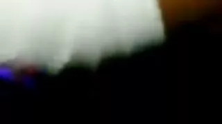 La poupée aux cheveux femme mure 40 noirs libérée enlève sa culotte, écarte ses petits pains avec ses mains puis prend le butin du copain Kukan, qui voulait lui faire des farces anales.