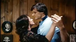 L'homme affamé a sorti sa grosse balle élastique et a fourré la femme au foyer dans son gâteau vaginal chaud et l'a encore femme mature levrette modifié avec une sauce protéinée.