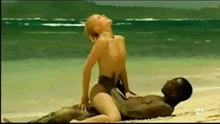 Près d'une jeune femme asiatique, deux mecs masqués sont apparus, se masturbant avec grand plaisir avec des érections excitées. La belle fille calme comprit qu'ils ne femme mure se doigte seraient pas laissés pour compte tant qu'elle n'aurait pas complètement satisfait leurs malles chauffantes. Mais avant de procéder à la satisfaction des membres, il fallait bien s'accorder à une vague intime avec des caresses manuelles. La beauté masturbait passionnément sa chatte poilue, après quoi elle pompait les bites d'étrangers avec beaucoup d'appétit.