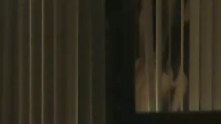 Une baiser une femme mure fille aux gros seins élastiques se masturbe parfaitement devant un w