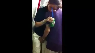 Il faisait beau dans la rue et les jeunes passionnés ont décidé de faire l'amour orageux dans la cour femmes matures perverses ouverte, car c'est tellement intéressant et amusant.