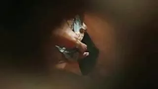 Le mec voit des rêves nocturnes pendant longtemps, où il a passionnément une grosse femme. Et ainsi une femme est venue chez lui, qui a livré le courrier pour la vie. Un jeune homme excité a décidé de réaliser son vieux rêve et a invité une femme potelée à entrer dans la maison, après femme mature de 60 ans quoi il l'a séduite et a commencé à lécher avec diligence un énorme clitoris féminin et à se masturber le capot. Et quand le trou de la fille a été lubrifié, avec passion et un cri de victoire, elle a planté son petit pénis entre les épais plis de cellulite du cul d'un énorme monstre.