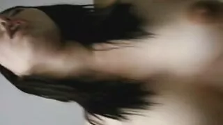 Après avoir connu la plus forte excitation érotique, femme mure en petite tenue un homme lubrique baise une fille aux cheveux noirs aux gros seins, essayant de donner à son vagin les sensations les plus agréables.