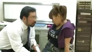 Pendant longtemps, n'ayant pas de baise passionnée, la religieuse veut jouir et femme mûre nue se lèche d'abord, après quoi elle l'insère activement dans son vagin affamé.