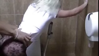 Une milf au gros buste et en surpoids s'est assise confortablement sur le lit et a commencé à se satisfaire de jouets femme mature black nue sexuels, à partir desquels elle a ressenti la distension sexuelle à laquelle elle aspirait.