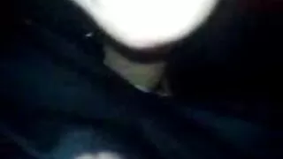 Dans le jardin avec piscine, femme mûre en porte jarretelle un gars intelligent baise correctement une fille aux seins en silicone et essaie de libérer son organe sexuel chaud du sperme accumulé.