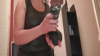 Une jeune salope sur le lit a écarté ses longues jambes maigres et a commencé à caresser sa culotte, que la chatte a complètement mouillée en un instant. L'excitation passa à la vitesse de l'éclair dans tout le corps et la charmante jeune femme commença à se faire plaisir sans l'aide des Messieurs. La chaude coquine se masturbait passionnément la chatte et insérait également ses doigts dans l'anus mature nue sexy serré. Mais les caresses manuelles n'ont pas donné le bon résultat, puis la salope a décidé de se faire baiser à l'aide d'un long gode.