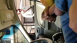 Une jeune salope aime beaucoup la bite sous la crème, surtout quand il y a beaucoup de crème dans son trou anal. Aujourd'hui, le gars a décidé de transformer femme mure amatrice à nouveau ses fantasmes sales en réalité.