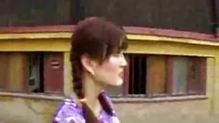 Le lubrique Roméo n'a pas pu résister et a baisé une fille merveilleuse dans une robe noire érotique dans le cul. Mince allumeuse avec son apparence a suscité l'excitation aiguë de M., alors il a décidé de libérer son pénis sans vergogne. La courbe a commencé avec enthousiasme et le désir s'est accroché au pénis qu'elle a regardé et a commencé à l'insérer de plus en plus femme mure avec black profondément dans sa merveilleuse bouche de travail. De plus, elle n'a pas refusé d'instruire le cul miracle et de délivrer à l'homme un orgasme très brillant et puissant.