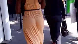 Un homme rêvait d'intimité depuis longtemps et baisait si vivement une femme avec une belle apparence et s'amusait non seulement avec son cul, mais aussi une femme mure avec un trou anal fonctionnel.