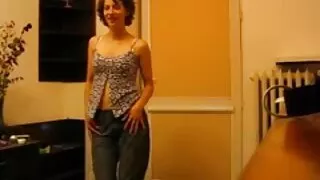 Le couple devient très excité, puis ils baisent élégamment sur un y femme mature string