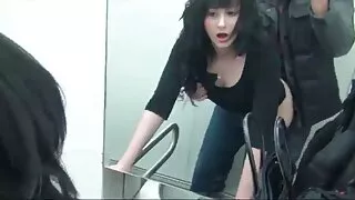Le mec est devenu tellement excité qu'il a fini par baiser la blonde d'une manière époustouflante dans le trou du cul femme mature à gros seins avec son rebord. Elle était sincèrement heureuse qu'aujourd'hui le chevalier ait accepté de venir lui rendre visite. La dame est immédiatement passée en mode tigre frénétique et s'est comportée en conséquence. Dès que le mâle s'est rendu compte que la copulation ne pouvait être évitée, il a décidé de la mettre dans le cul, ce qui l'a complètement découragée. Devakha a dû s'adapter très rapidement à ses demandes, pour ne pas interrompre la baise et se repentir avec enthousiasme avec lui dans ses poses préférées.